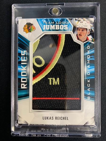 2022-23 UD BLACK DIAMOND HOCKEY #RTL-LR CHICAGO BLACKHAWKS - LUKAS REICHEL ROOKIE TEAM LOGO JUMBOS