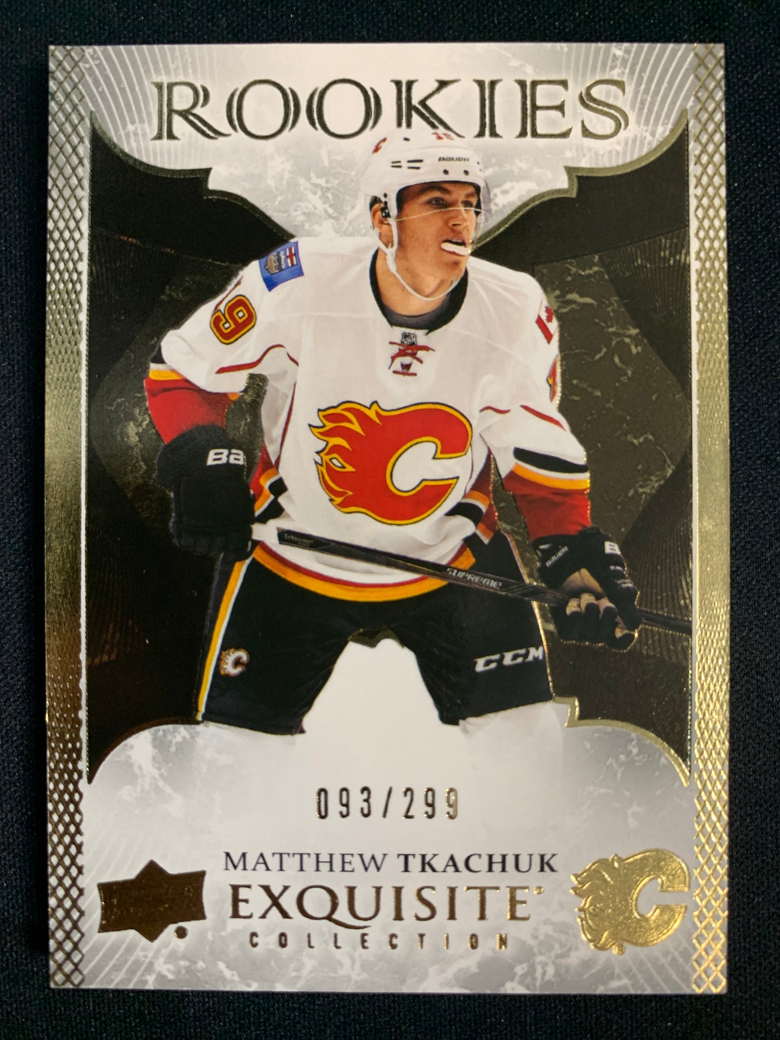 2016-17 UD EXQUISITE COLLECTION HOCKEY #R-7 CALGARY FLAMES - MATTHEW TKACHUK EXQUISITE ROOKIE #'D 093/299