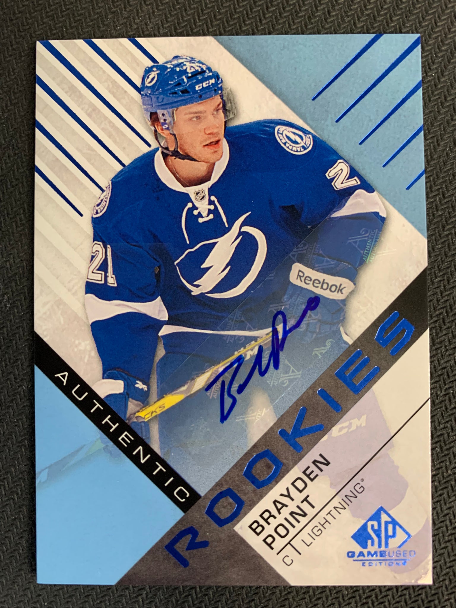 2016 UD SP GAME USED HOCKEY #176 - TAMPA BAY LIGHTNING - BRAYDEN POINT AUTHENTIC ROOKIES AUTO