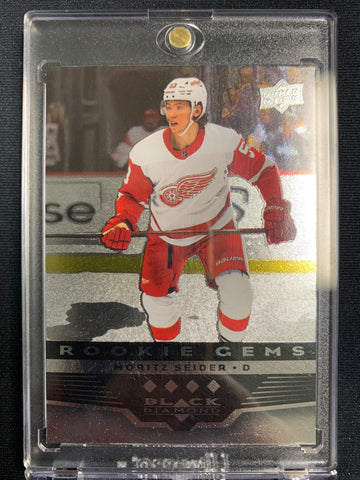 2021-22 UPPER DECK EXTENDED SERIES HOCKEY #BD-44 DETROIT RED WINGS - MORITZ SEIDER QUAD BLACK DIAMOND RETRO ROOKIE CARD