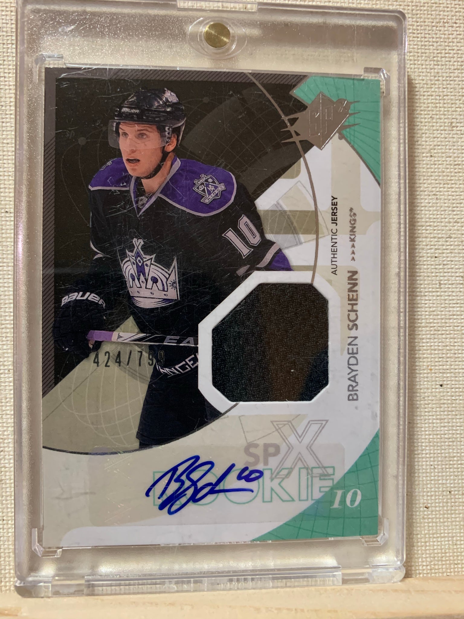 2010-11 SPX HOCKEY #191 LOS ANGELES KINGS - BRAYDEN SCHENN SPX AUTOGRAPHED JERSEY ROOKIE CARD RAW