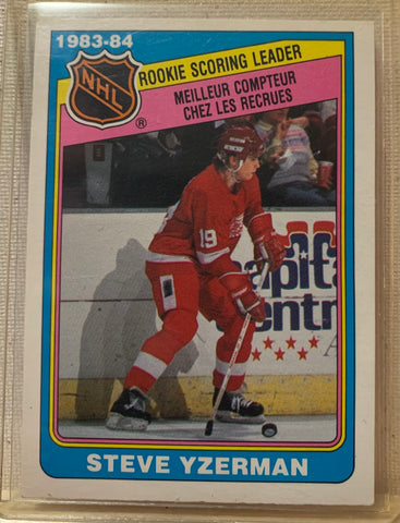 1984-85 O-PEE-CHEE HOCKEY #385 DETROIT RED WINGS - SYEVE YZERMAN ROOKIE SCORING LEADER CARD RAW